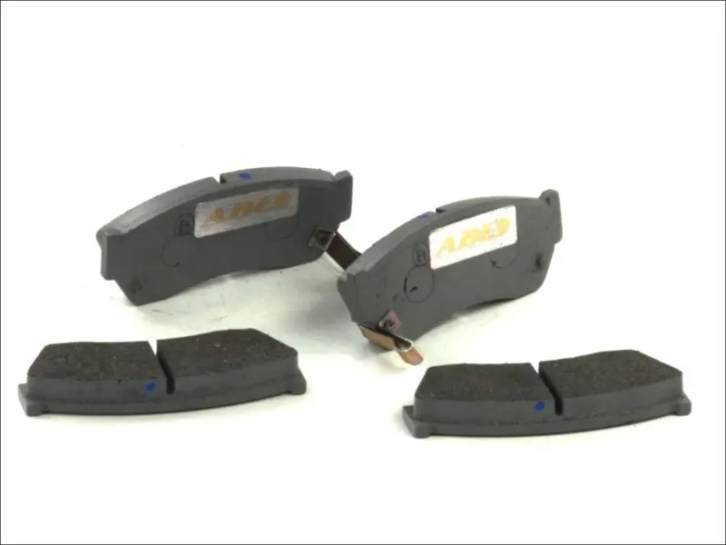 Комплект гальмівних колодок передн, GEO METRO SUBARU JUSTY II SUZUKI ALTO IV, ALTO V, ALTO VI, CAPPUCCINO, SWIFT, SWIFT I, SWIFT II, SWIFT IV TATA INDICA, INDIGO, INDIGO MARINA 0.7-1.6 08.85- ABE C18005ABE (фото 1)