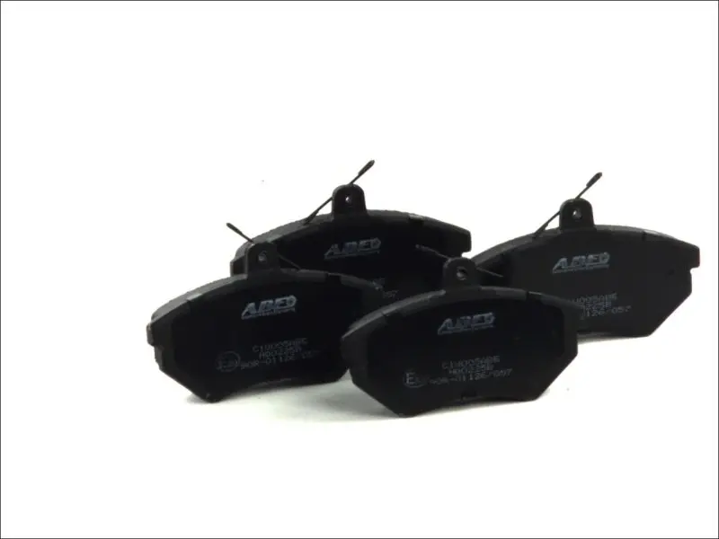 Комплект гальмівних колодок передн, AUDI 100 C3, 80 B3, 80 B4, A4 B5, A4 B6, CABRIOLET B3, COUPE B3 CHERY COWIN SEAT CORDOBA, CORDOBA VARIO, IBIZA II, IBIZA III, IBIZA IV 1.3-2.9 01.81- ABE C1W005ABE (фото 1)