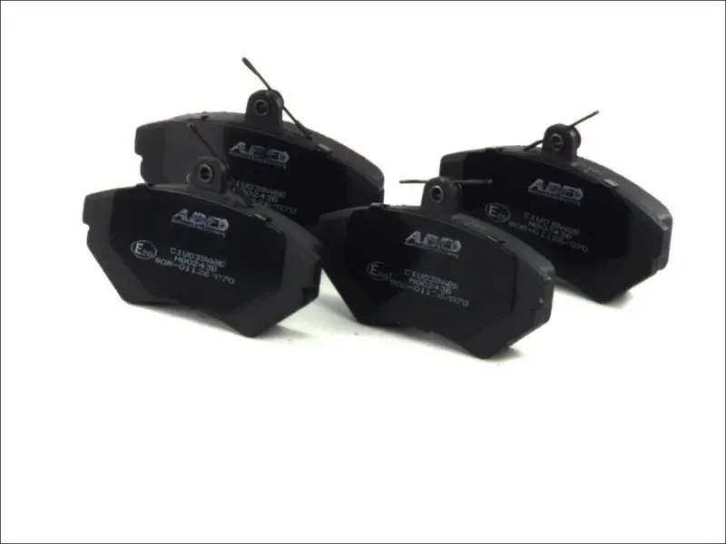 Комплект гальмівних колодок передн, AUDI 80 B4, A4 B5, A4 B6 VW PASSAT B2, PASSAT B5, POLO III CLASSIC, POLO IV, SAVEIRO G1 1.4-2.8 01.81- ABE C1W039ABE (фото 1)