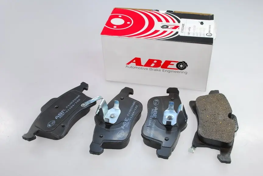 Комплект гальмівних колодок передн, CHEVROLET VIVA, ZAFIRA OPEL ADAM, ASTRA F CLASSIC, ASTRA G, ASTRA H, ASTRA H CLASSIC, ASTRA H GTC, CAMPO, COMBO, COMBO TOUR, CORSA C, CORSA D 1.0-3.0D 08.87- ABE C1X033ABE (фото 1)