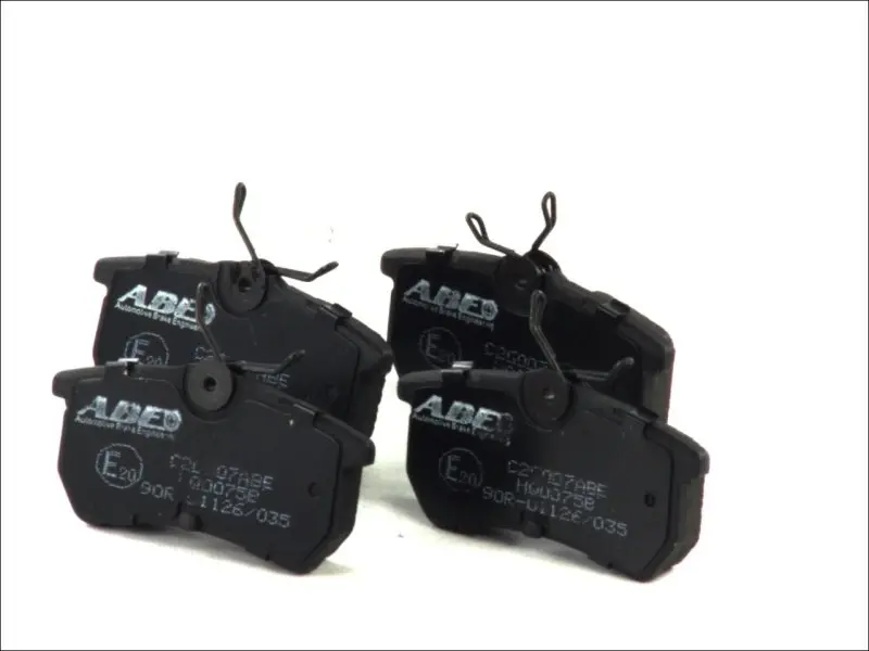 Комплект гальмівних колодок задн, FORD FIESTA, FIESTA V, FIESTA VI, FIESTA VII, FOCUS I, PUMA FORD USA FOCUS, FOCUS ZX3, FOCUS ZX5 1.0-2.0 08.98- ABE C2G007ABE (фото 1)