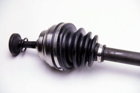 Піввісь BMW N47D20 E60/E61/E81/X1 2.0 05-11 Прав. BGA DS0903R