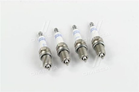 Свеча зажигания Renault Kangoo/Laguna II/Megane II 1.4-1.6 97- (к-кт 4шт) BOSCH 0 242 235 912
