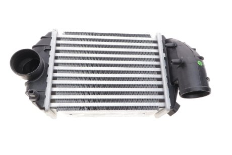 Радиатор интеркулера Audi A4/VW Passat B5 2.5D 97-05 NRF 30133