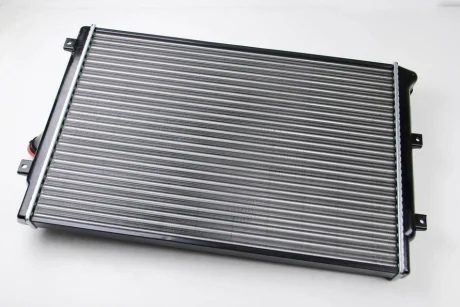 Радіатор двигуна (акпп/мкпп) AUDI A3, TT SEAT ALTEA, ALTEA XL, LEON, TOLEDO III SKODA OCTAVIA II, SUPERB II, YETI VW BEETLE, CADDY ALLTRACK IV, CADDY III, CADDY IV, CC B7, EOS 1.2-3.6 02.03-09.20 THERMOTEC D7W035TT