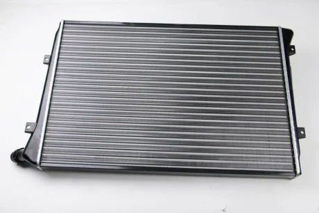 Радіатор двигуна (мкпп) AUDI A3 SEAT ALTEA, ALTEA XL, LEON, TOLEDO III SKODA OCTAVIA II, SUPERB II VW CADDY III, EOS, GOLF PLUS V, GOLF V, JETTA III, PASSAT B6, TOURAN 1.9D/2.0D 05.03-03.13 THERMOTEC D7W036TT