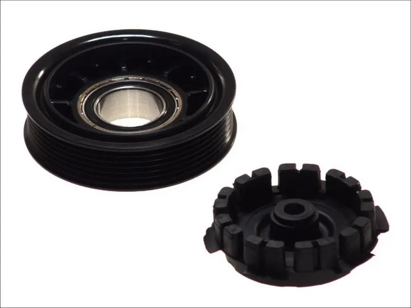 Муфта компресора кондиціонера (DENSO 6SEU14C/7SEU17C 6PK 115мм) MERCEDES V (638/2) AUDI A4 ALLROAD B8, A4 ALLROAD B9, A4 B8, A4 B9, A5, A6 C7, A7, A8 D4, Q5, Q7 1.2-Electric 08.96- THERMOTEC KTT040076 (фото 1)